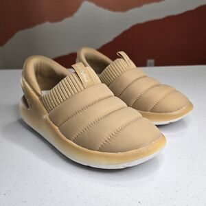 Kizik + Jet Puffed Hands Free Roamer In Toasted Marshmellow Women's 7